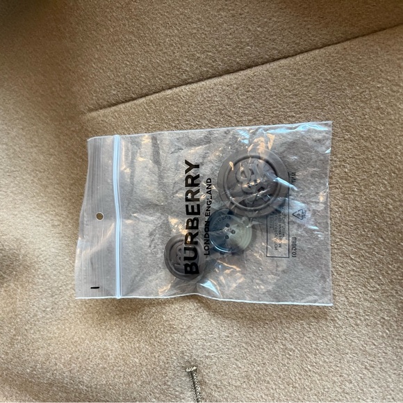 Burberry Beige/Tan Trench Coat Label Detail - Picture 16 of 16